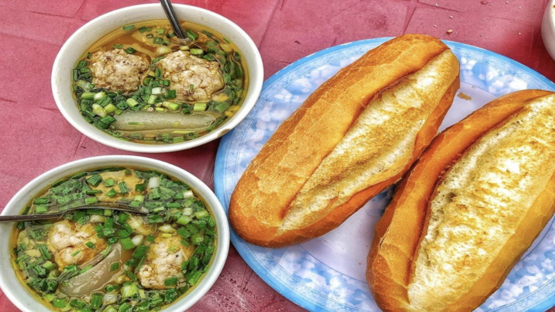 Bánh mì xíu mại 79 luôn là lựa chọn hàng đầu của nhiều khách du lịch tại Đà Lạt