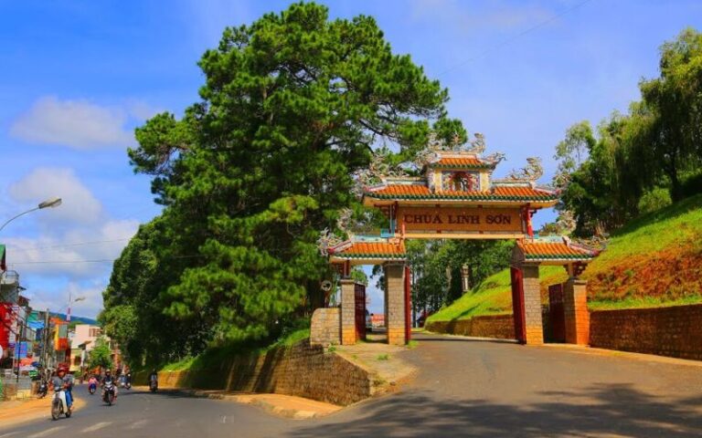 Chùa Linh Sơn Đà Lạt - Khám phá kiến trúc độc đáo ngôi cổ tự