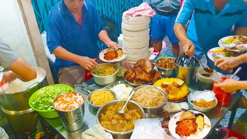 Đĩa cơm sườn đầy đủ topping giúp người ăn no bụng sau khi đi làm, đi chơi về