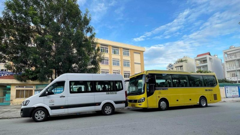 Di chuyển đến khu du lịch bằng xe bus