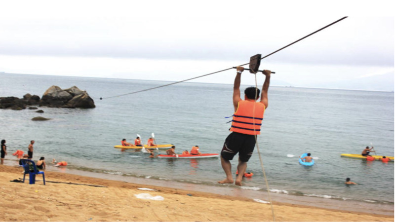 Đu dây zipline trên không sẽ là trải nghiệm đáng nhớ tại bãi Cát Vàng