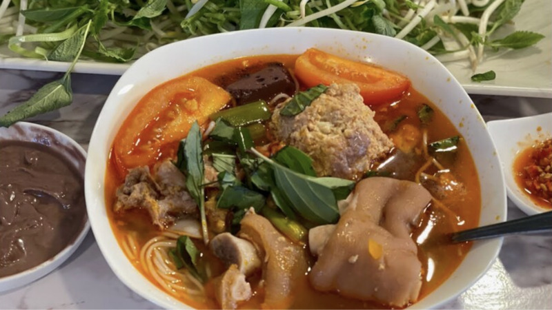 Một tô bún riêu full topping của quán