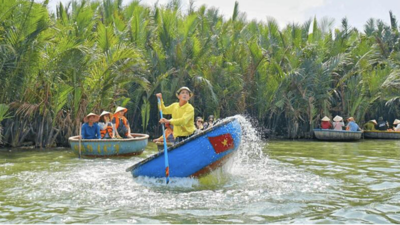 Hình ảnh múa thúng điêu luyện của người nghệ nhân