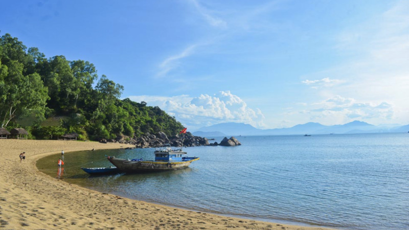 Xe máy vẫn là phương tiện phổ biến di chuyển đến bãi Cát Vàng Đà Nẵng