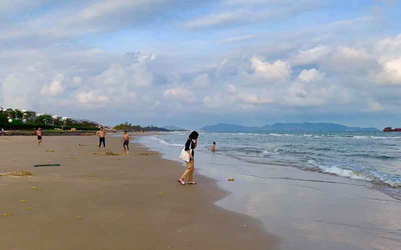 Bãi tắm Long Cung