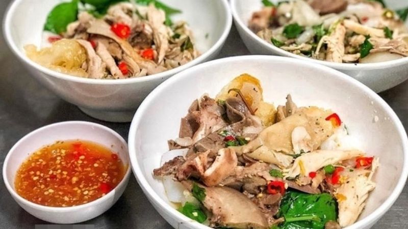 Tô bánh ướt lòng gà tại quán Hằng Đà Lạt