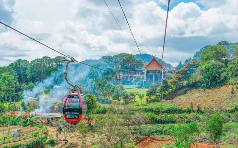 Ngồi bên trong cabin Cáp treo Đà Lạt và thưởng thức khung cảnh cuộc sống yên bình nơi phố núi