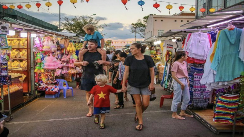 Khu thời trang tại chợ đêm rất được lòng các chị em phụ nữ