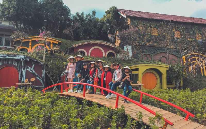 Kinh nghiệm vui chơi tại Dalat Fairytale Land là đừng quên check-in tại cây cầu gỗ này nha