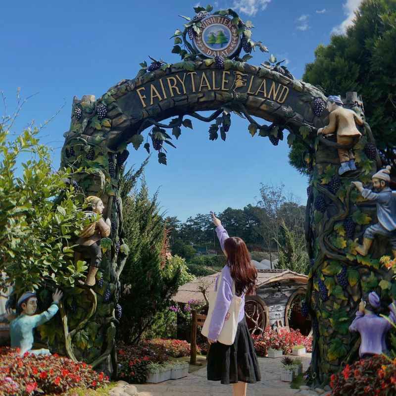 Cổng chính được thiết kế rất đẹp mắt tại Dalat Fairytale Land