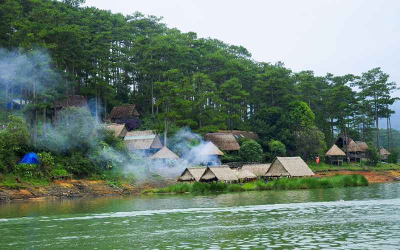 Khói từ những nhà hàng quanh khu vực hồ Tuyền Lâm bốc lên tạo thành một không gian thật huyền ảo