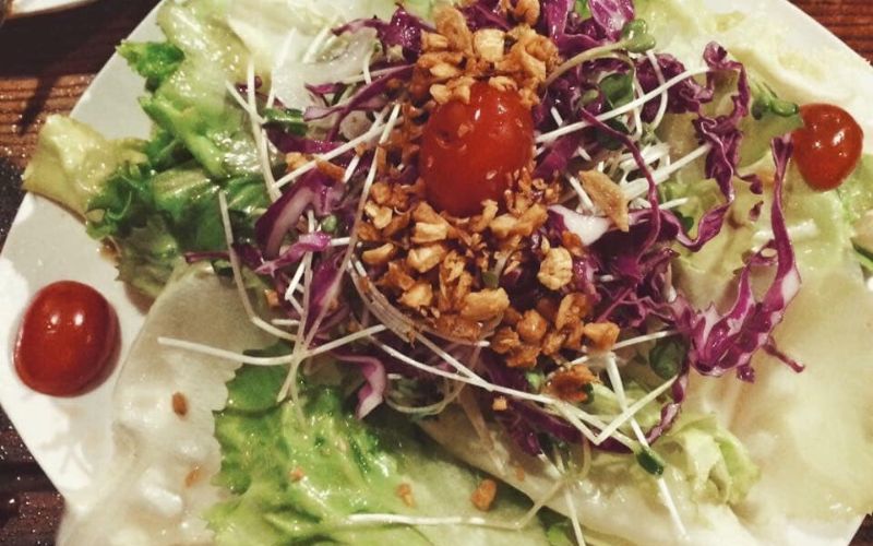 Khai vị với món salad làm bằng rau tươi Đà Lạt