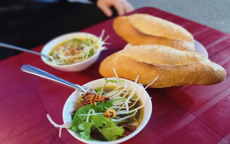 bánh mì xíu mại cô sương