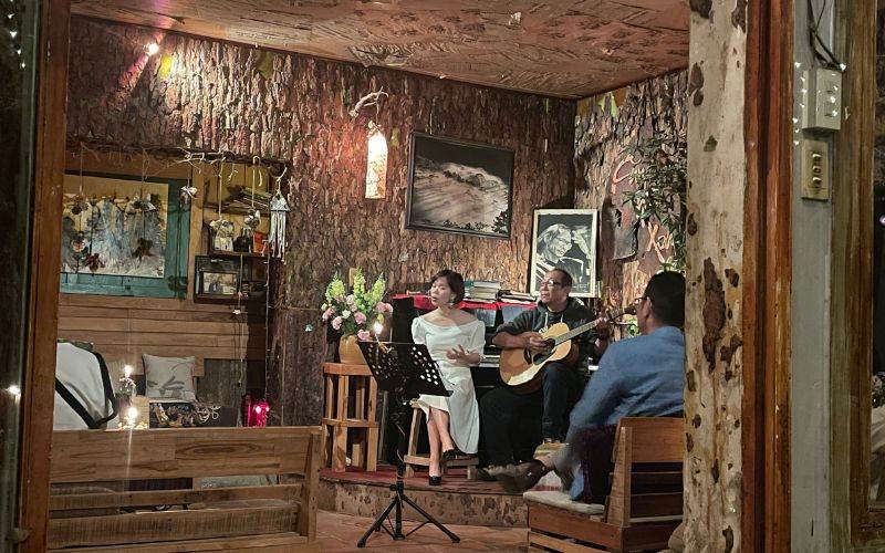 Cafe Guitar Mộc Căn Nhà Xưa