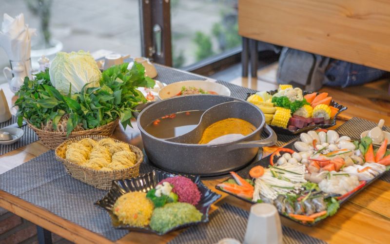 Menu phong phú cùng nhiều loại lẩu thơm ngon, hấp dẫn