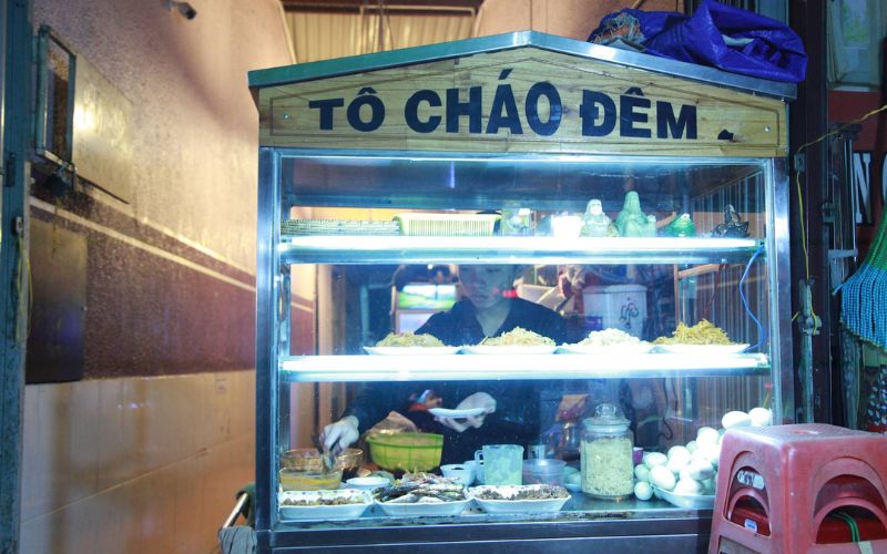 Bánh tráng, cháo đêm và trà sữa với giá cả phải chăng