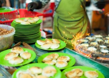 Review quán bánh căn Nhà Chung tại Đà Lạt