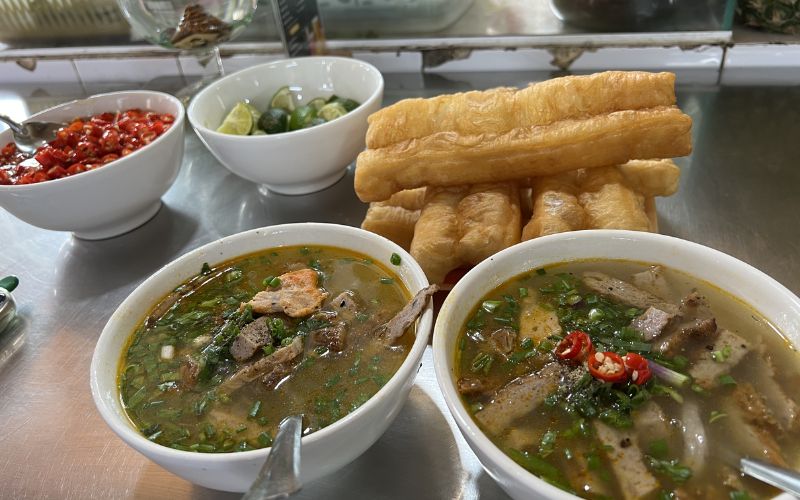 Bánh canh cô Hường ở chợ Đà Lạt mang hương vị đặc trưng riêng