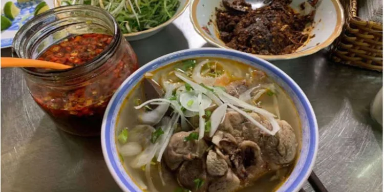 Bún bò Dì Đàn Đà Lạt - Quán ăn nổi tiếng của dân địa phương 4 Review chi tiết về quán bún bò dì Đàn Đà Lạt