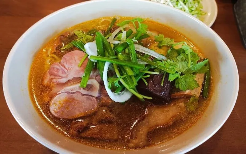 Phần bún bò đặc biệt