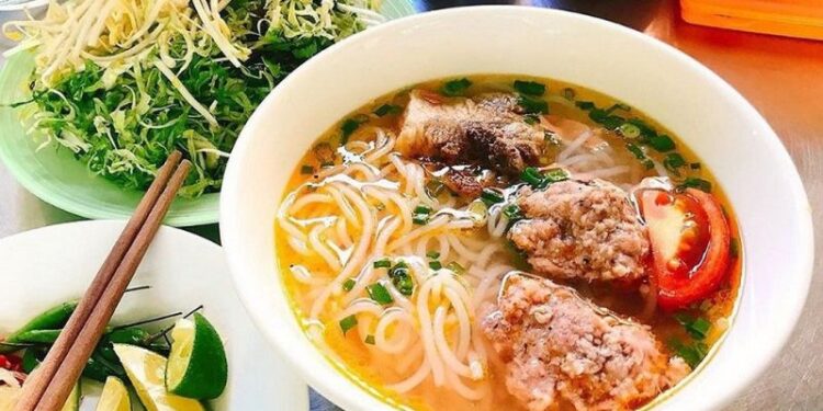 Review tất tần tật về bún riêu chợ Đà Lạt