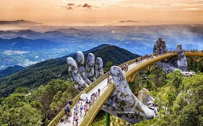 Cầu Vàng hay còn gọi là “cầu bàn tay” nằm tại Sun World Ba Na Hills