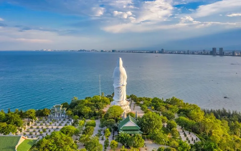 Chùa Linh Ứng cách trung tâm Đà Nẵng chỉ 10km về phía đông