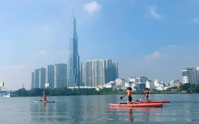 Cùng chèo sup Sài Gòn để thả trôi mình trên dòng nước