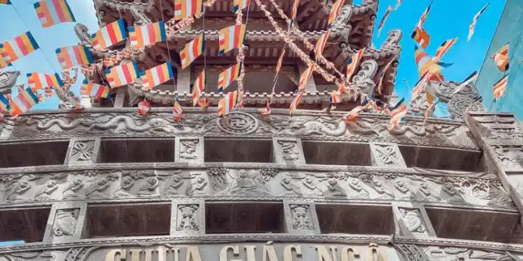 Cổng chùa Giác Ngộ khiến nhiều du khách mê mẩn