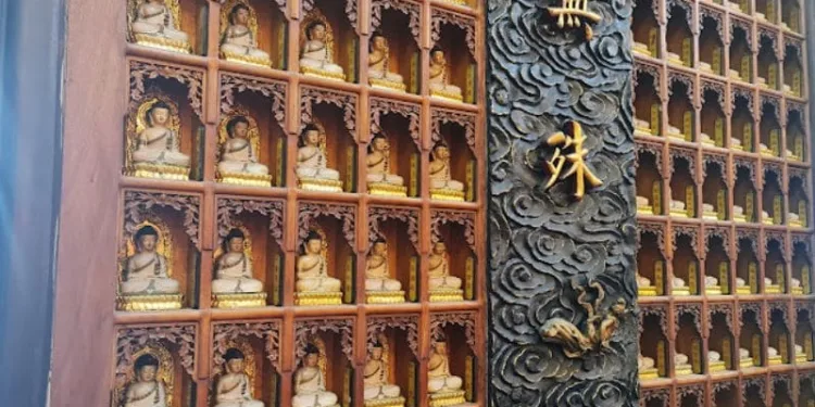 Khám phá nét đẹp linh thiêng trong Chùa Vạn Phật