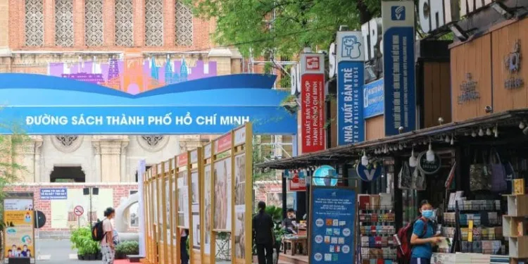 Đường sách Quận 1 là điểm đến mới lạ của giới trẻ