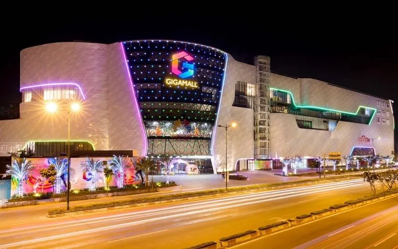 Bên ngoài trung tâm thương mại Gigamall