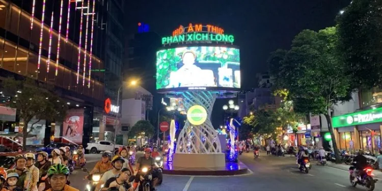 Phố ẩm thực Phan Xích Long có gì?