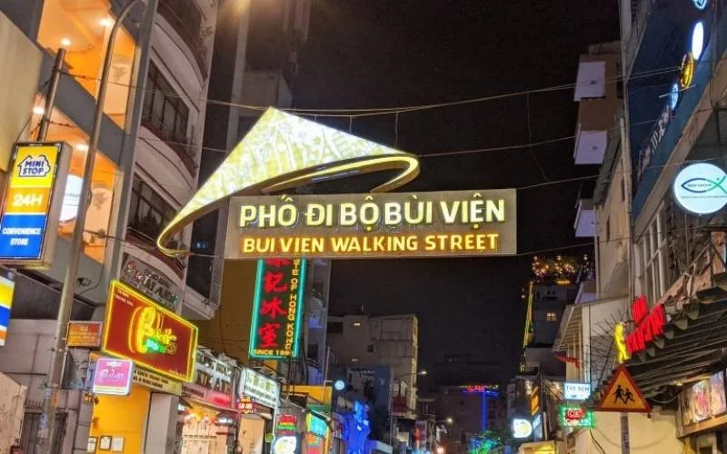 Phố đi bộ Bùi Viện càng về đêm càng nhộn nhịp