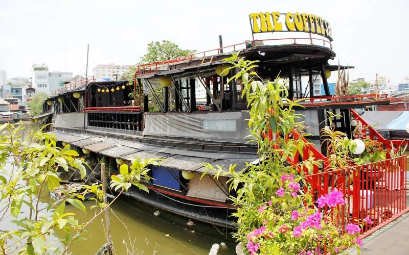 The Coffee Ship mang đến trải nghiệm độc đáo với quán cà phê trên thuyền nổi