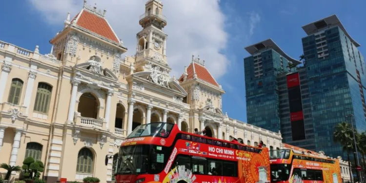Khám phá “thành phố không ngủ” với Tour xe bus 2 tầng Sài Gòn