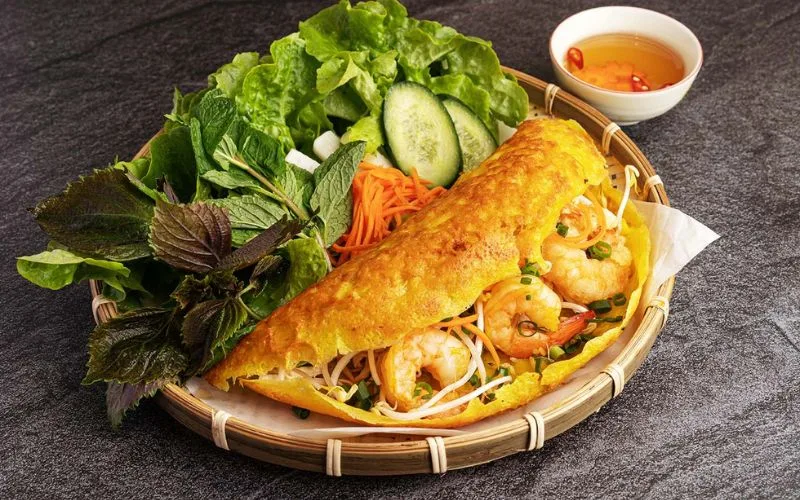 Bánh xèo là món ăn dân dã với lớp vỏ bánh mỏng giòn, nhân tôm, thịt và giá đỗ tươi ngon