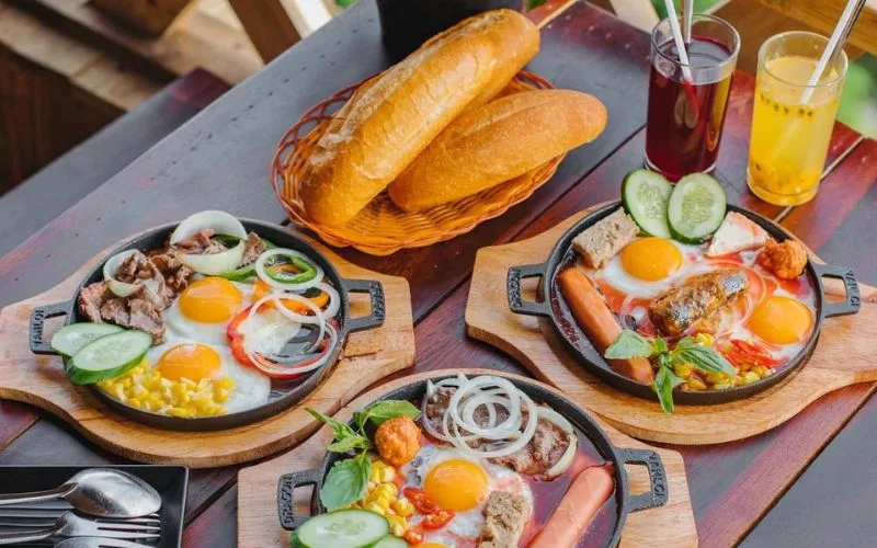 Bánh mì chảo là món ăn sáng quen thuộc với người dân Sài Gòn