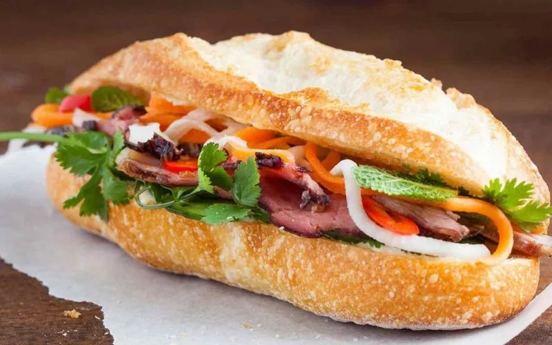 Bánh mì Sài Gòn là sự kết hợp hoàn hảo giữa vỏ bánh giòn tan và nhân đa dạng bên trong