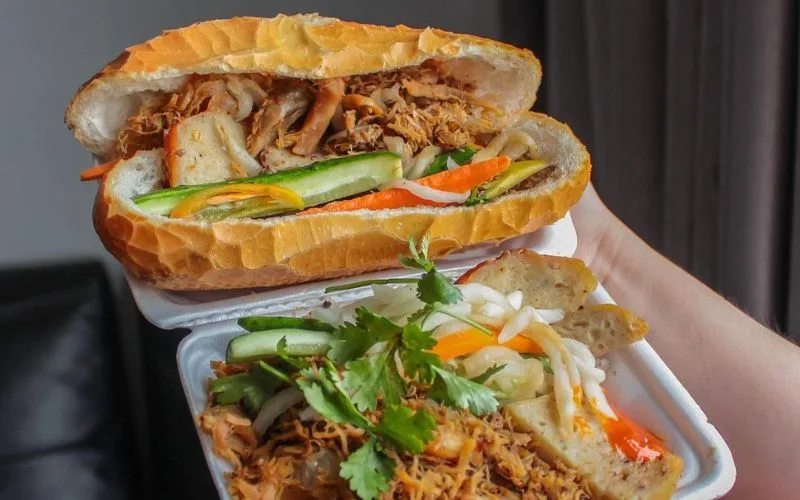 Bánh mì Bảy Hổ là tiệm bánh mì nổi tiếng với phần nhân đầy đặn và hương vị đặc trưng