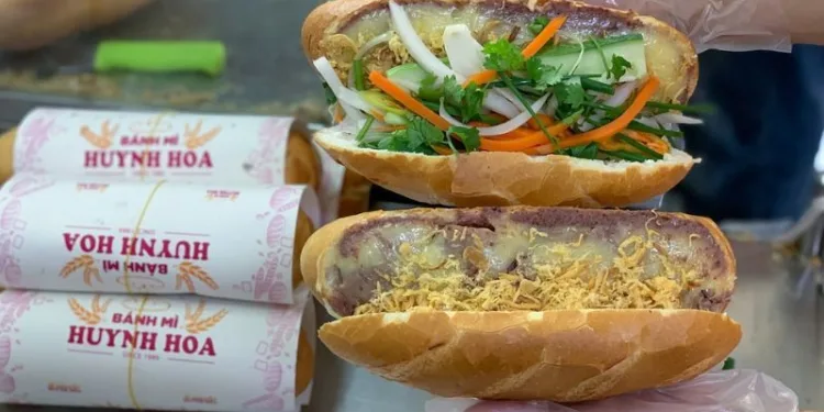 Review bánh mì Huynh Hoa Sài Gòn