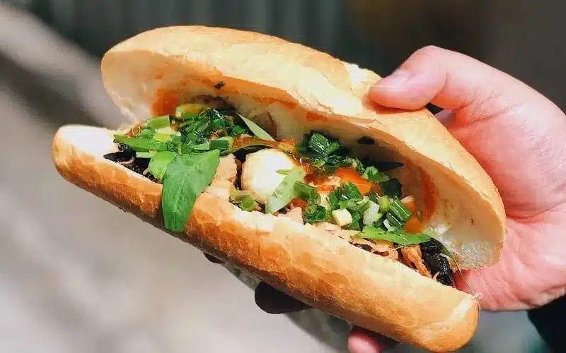 Bánh mì Sài Gòn – Hòa quyện giữa pate béo ngậy, thịt thơm ngon và rau giòn mát.