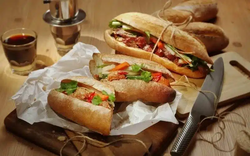 Thưởng thức bánh mì xíu mại Sài Gòn tại quán cô Lành