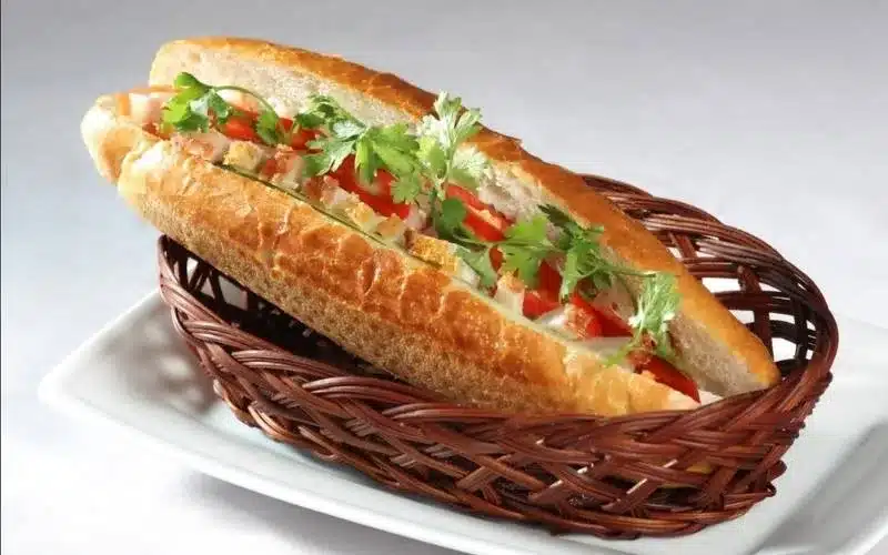 Bánh mì Sài Gòn, món ăn đưa người ta từ ngạc nhiên đến yêu thích chỉ sau một miếng!