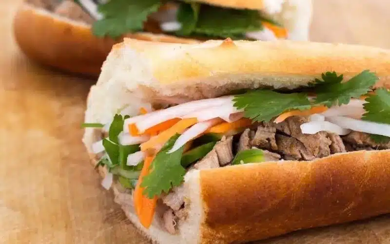 Bánh mì giòn rụm, nhân đầy ụ – Chỉ có thể là bánh mì Sài Gòn chính gốc