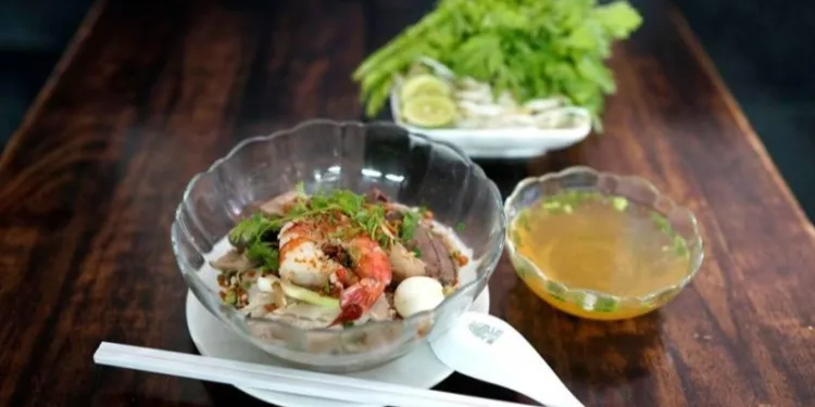 Hủ tiếu mực Nghi Long là địa điểm ăn uống yêu thích của nhiều người Sài Gòn