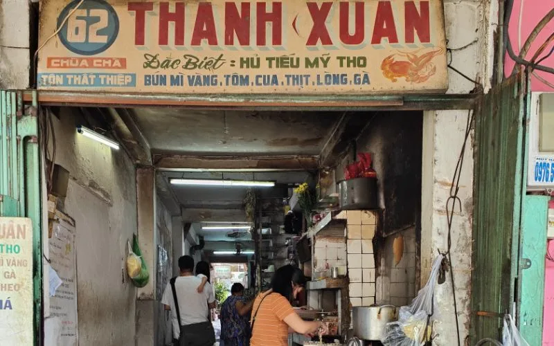 Cách phục vụ của nhân viên tại quán hủ tiếu Thanh Xuân