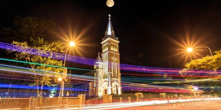 Nhà thờ Đà Lạt tạo nên một không gian thanh bình và thơ mộng giữa lòng thành phố.