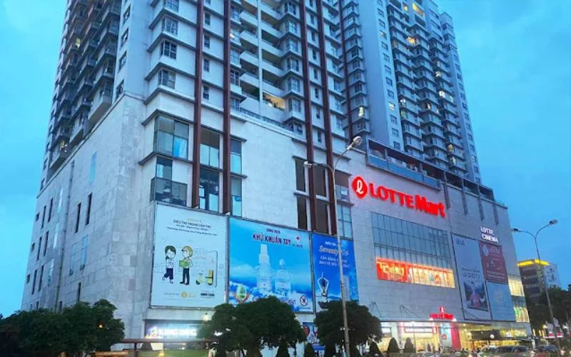 Lotte Mart tọa lạc ở vị trí đặc địa và dễ dàng di chuyển đến