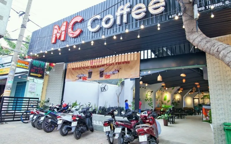 MC Coffee là quán cafe đêm Sài Gòn thu hút với thiết kế sân vườn thoáng đãng